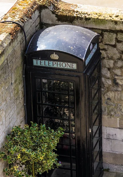 Svart telefonkiosk i Tower i London, Uk — Stockfoto