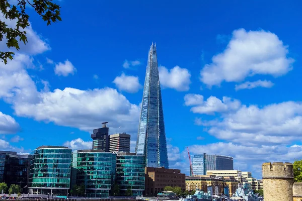 De Scherf torenhoog boven Londen op blauwe hemelachtergrond, Verenigd Koninkrijk. — Stockfoto