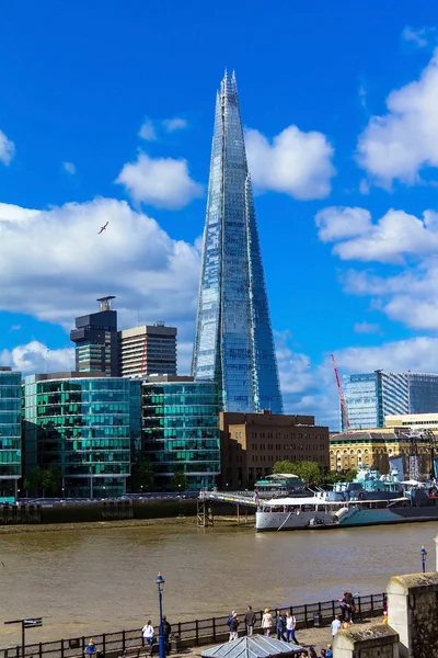 De Scherf torenhoog boven Londen op blauwe hemelachtergrond, Verenigd Koninkrijk. — Stockfoto