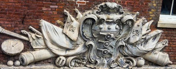 Escudo de armas en una fachada de una antigua casa en la Torre de Londres —  Fotos de Stock