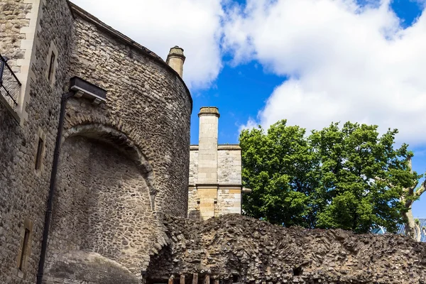 Stone walls of Tower of London historic castle on the north bank of the River Thames in central London — Stock Photo, Image