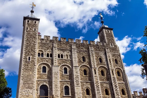Historisch der weiße Turm am Turm des historischen Schlosses von London am Nordufer der Themse im Zentrum Londons — Stockfoto