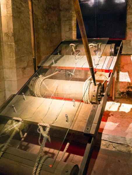 Copy of reared, instruments of torture in the basement of the tower  Wakefield at Tower of London, UK — Stock Photo, Image