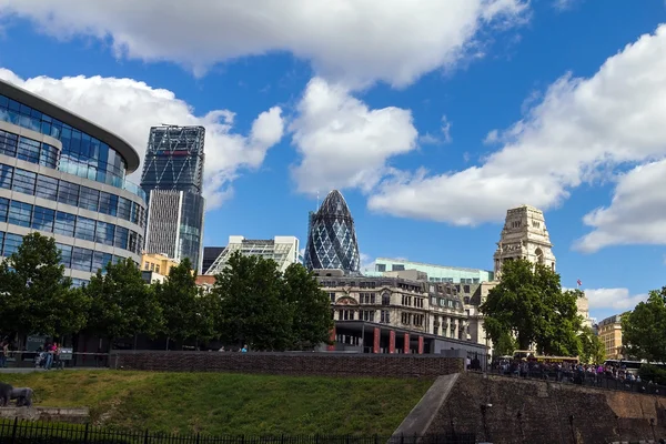 Nuvens flutuando sobre a cidade de Londres com um edifício Gherkin (30 St Mary Axe ) — Fotografia de Stock