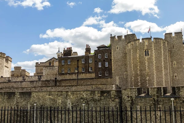 A központi London Temze északi partján a Tower of London történelmi kastély — Stock Fotó