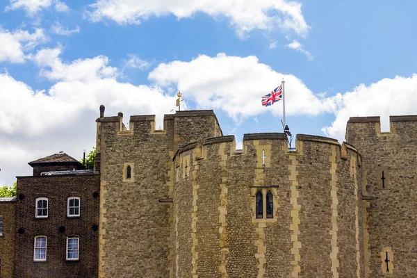 Torre del castillo histórico de Londres en la orilla norte del río Támesis en el centro de Londres — Foto de Stock