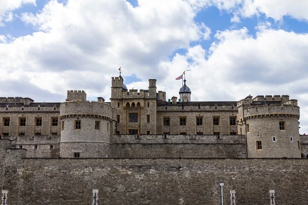 Palácio Real de Sua Majestade e Fortaleza, Torre de Londres castelo histórico na margem norte do rio Tâmisa, no centro de Londres — Fotografia de Stock