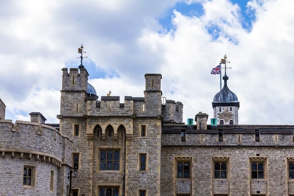 女皇陛下的皇宫和堡垒，在伦敦市中心的泰晤士河北岸的伦敦塔历史城堡 — 图库照片