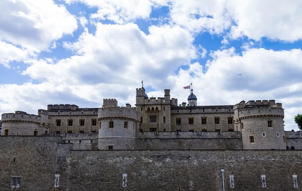 Palácio Real de Sua Majestade e Fortaleza, Torre de Londres castelo histórico na margem norte do rio Tâmisa, no centro de Londres — Fotografia de Stock