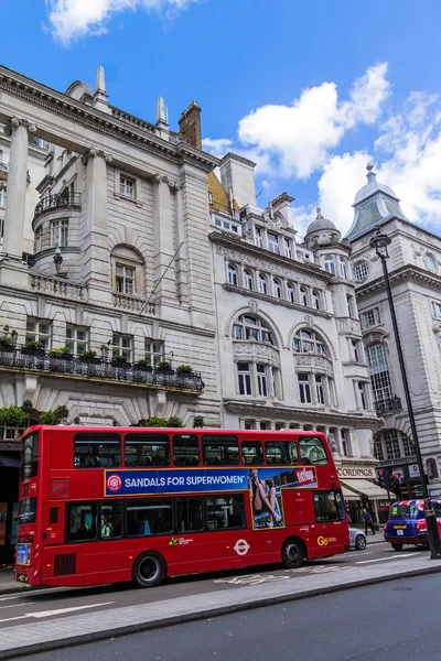 Tráfego na rua Piccadilly em Londres . — Fotografia de Stock