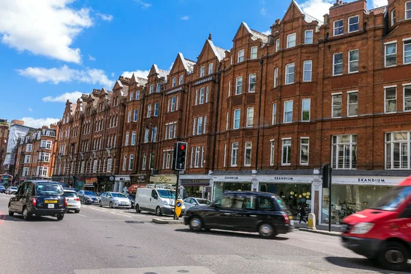 Londra, İngiltere - 6 Haziran 2015: Kimliği belirsiz kişi ve tipik İngiliz Victoria Brompton road bir yaz öğleden sonra trafik — Stok fotoğraf