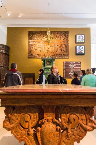 Interieur één van de zalen van Victoria en Albert Museum. Binny VA & Museum is's werelds grootste museum van decoratieve Kunsten en design. — Stockfoto