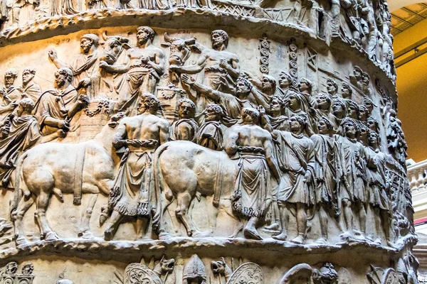 La salle comprend une copie en plâtre de la colonne de Trajan, divisée en 2 sections en raison de sa hauteur. Détail — Photo