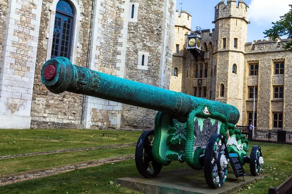 Meriam pertempuran lama di Menara London. — Stok Foto