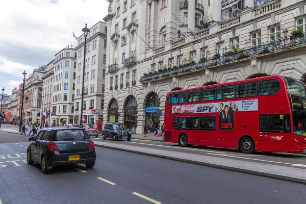 Kimliği belirsiz kişi ve Londra Piccadilly Caddesi trafiğe. — Stok fotoğraf