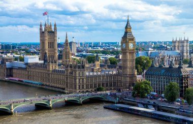 Cityscape Londra \ Parlamentosu, Big Ben ve Westminster Abbey evleriyle. İngiltere