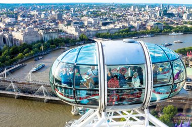  London Eye kabin cityscape arka plan üzerinde içinde kimliği belirsiz kişi