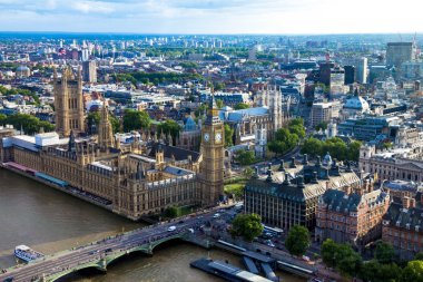 Parlamento, Big Ben ve Westminster Abbey evleriyle havadan görünümü Londra. İngiltere