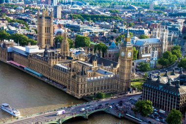 Parlamento, Big Ben ve Westminster Abbey evleriyle havadan görünümü Londra. İngiltere