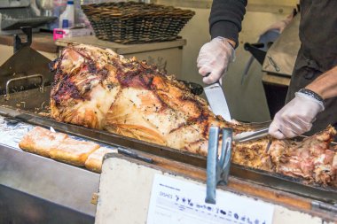Kavrulmuş domuz şef tarafından kesmek