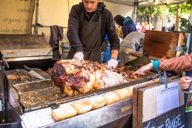 Kavrulmuş domuz şef tarafından kesmek