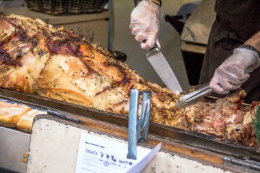 Kavrulmuş domuz şef tarafından kesmek
