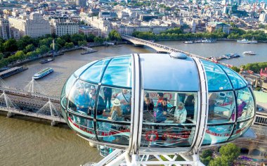 : London Eye kabin cityscape arka plan üzerinde içinde kimliği belirsiz kişi. Londra
