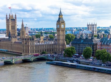 Londra cityscape Parlamentosu, Big Ben ve Westminster Abbey evleriyle. İngiltere