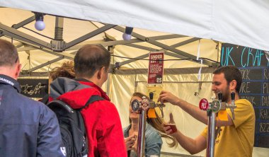  Thames Nehri'nin güney açık barda taslak zanaat bira satışı