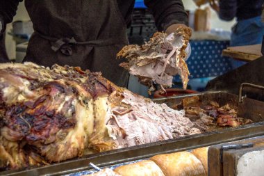 Kavrulmuş domuz şef tarafından kesmek