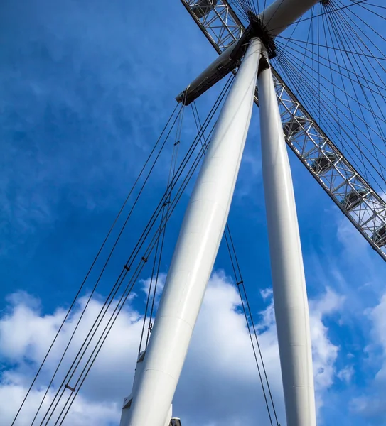 Перемещение Лондона Eye на голубом фоне неба — стоковое фото