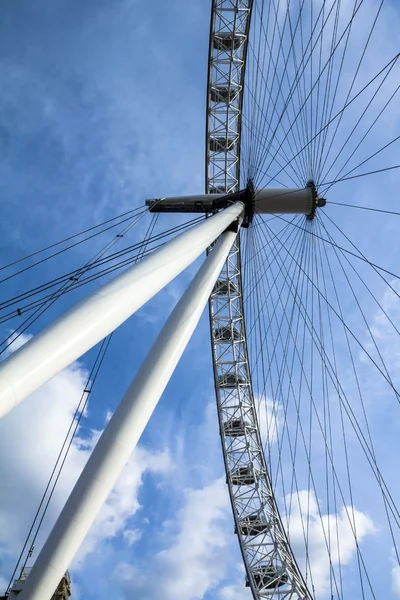 Mover London Eye sobre fondo azul del cielo — Foto de Stock