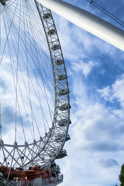 Spostamento London Eye su sfondo cielo blu — Foto Stock