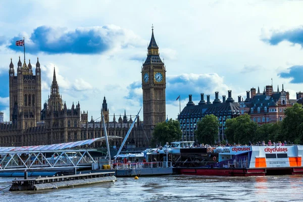 Paesaggio urbano di Londra con case del Parlamento, Big Ben e barca da diporto turistica sul Tamigi — Foto Stock