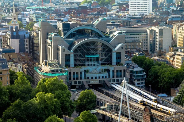 Charing Cross Station på bron över floden Thames. London, Storbritannien — Stockfoto