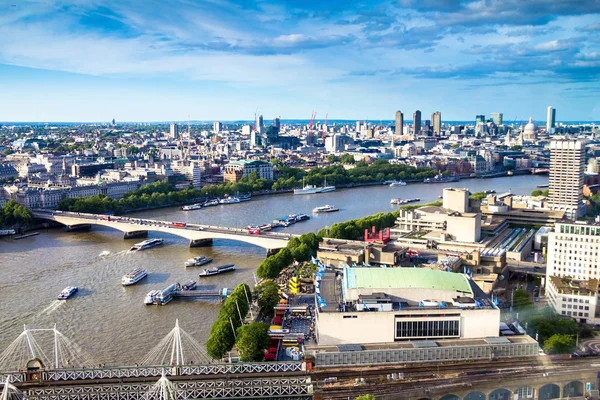 Londen stadsgezicht over de rivier de Theems — Stockfoto