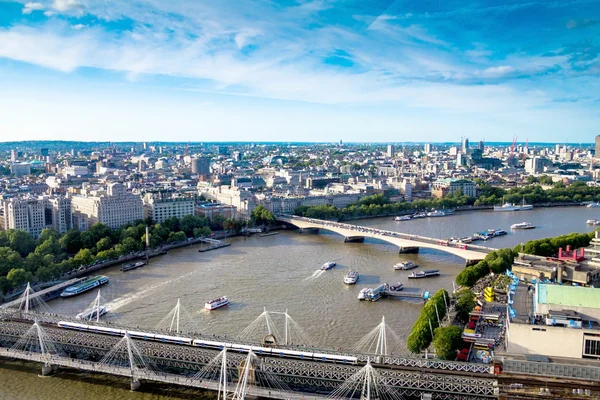 Londen stadsgezicht over de rivier de Theems — Stockfoto