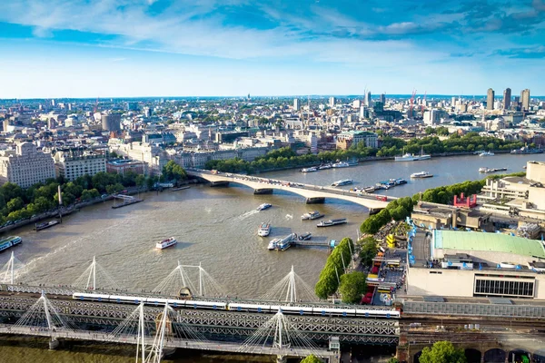 Londen stadsgezicht over de rivier de Theems — Stockfoto