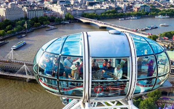 Persone non identificate all'interno della cabina London Eye su sfondo paesaggio urbano — Foto Stock