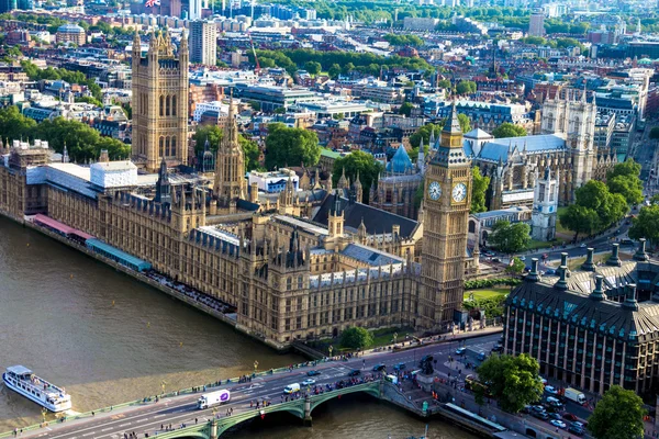 Luchtfoto van Londen met huizen van het Parlement, de Big Ben en Westminster Abbey. Engeland — Stockfoto