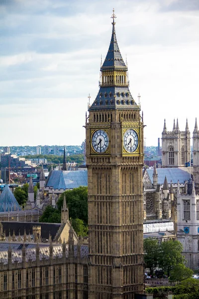 Stadsgezicht van Londen met huizen van het Parlement, de Big Ben en Westminster Abbey. Engeland — Stockfoto