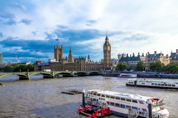 Stadsbilden i London med hus av parlamentet, Big Ben och Westminster Abbey. England — Stockfoto