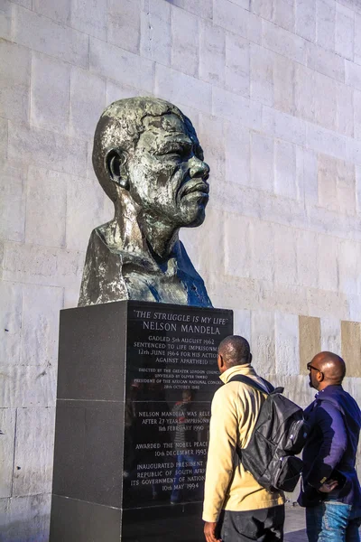 Nelson Mandela büstü Southbank Merkezi, Londra, İngiltere, İngiltere'de Royal Festival Hall yanında — Stok fotoğraf