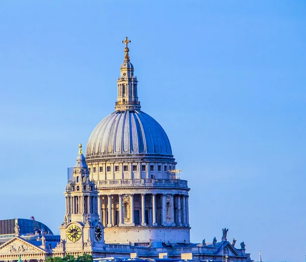 St Paul's Cathedral en de Millennium Bridge zonsondergang tijd. Londen. Verenigd Koninkrijk — Stockfoto