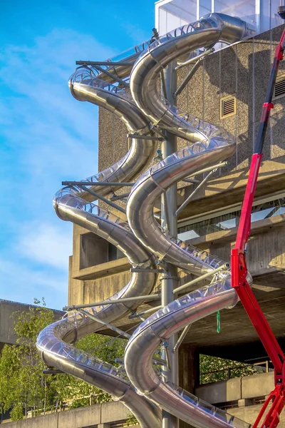 Ремонтные работы Использование крана на металлической спиральной трубе для спуска пожарных. В Лондон. UK — стоковое фото