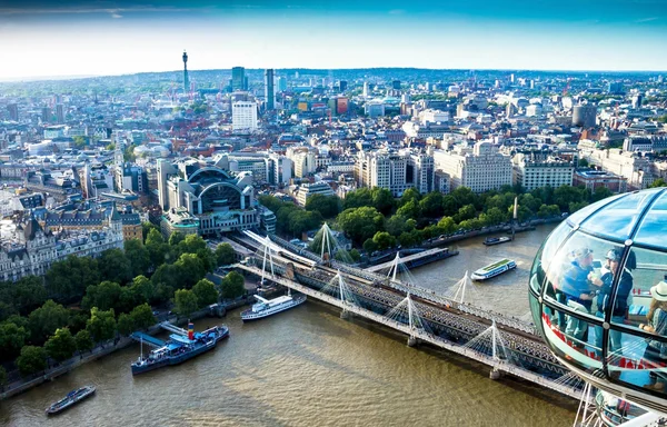 テムズ川に架かる橋でチャリング ・ クロス駅と素敵な航空ロンドン景観 — ストック写真