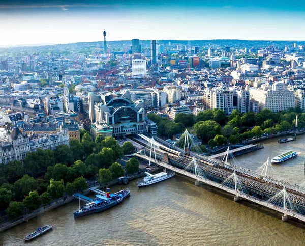 Красивый воздушный Лондон-сити со станцией Чаринг-Кросс на мосту через Темзу при заходе солнца — стоковое фото