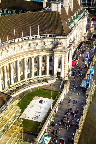 Turistas caminhando no Rio Tâmisa South Bank. Vista aérea — Fotografia de Stock