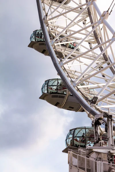 Přesun London Eye na pozadí modré oblohy — Stock fotografie
