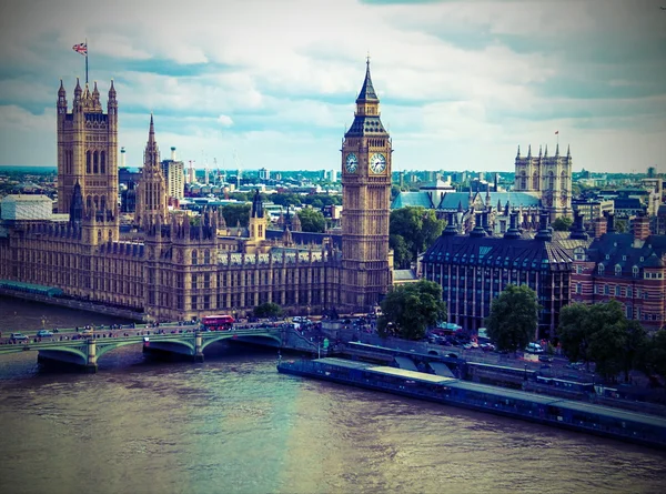 Paisaje urbano de Londres con casas del Parlamento, Big Ben y la Abadía de Westminster con efecto de foto antigua. Inglaterra — Foto de Stock